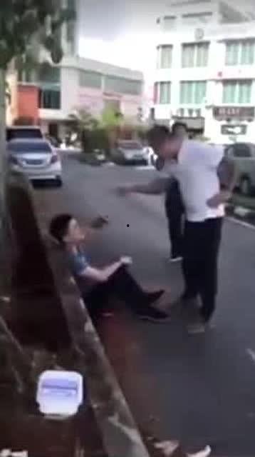 女婿和丈人吃瓜,笑谈家常乐融融