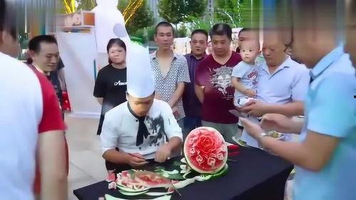 摆摊帅哥吃瓜,吃瓜瞬间成焦点！