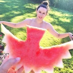 宝宝吃瓜拍照姿势图,萌态十足姿势大盘点